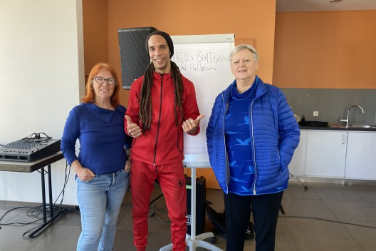 IzKuMP-Vorsitzende Luzia Kilias (links) und 2. Vorsitzende Elisabeth Rehmann mit dem Musiker "Carlos Beatbox" IzKuMP-Vorsitzende Luzia Kilias (links) und 2. Vorsitzende Elisabeth Rehmann mit dem Musiker "Carlos Beatbox"