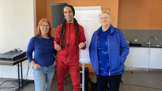 IzKuMP-Vorsitzende Luzia Kilias (links) und 2. Vorsitzende Elisabeth Rehmann mit dem Musiker "Carlos Beatbox"