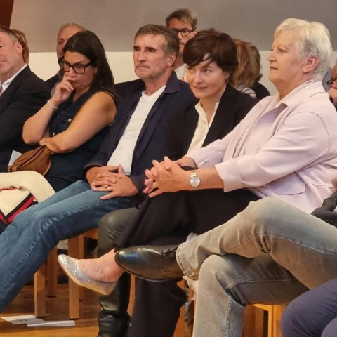 von links Mischa Kuball, Leiter des künstlerischen Beirats, die Künstlerin, die stellvertretende Bürgermeistern und Vorsitzende des Vereins, Elisabeth Rehmann